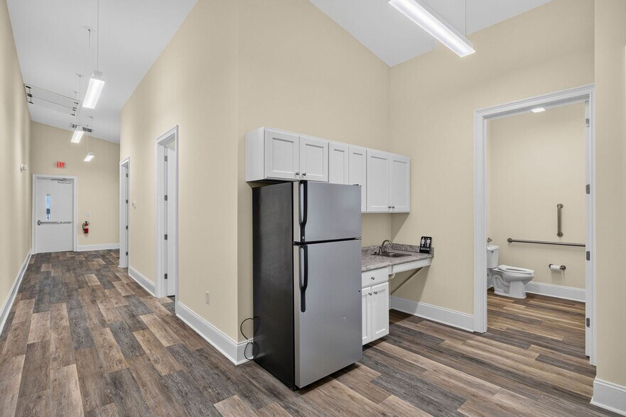 More Photos Of 7627 Market St, Wilmington Office For Lease