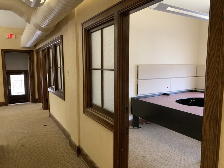 More Photos Of 612 New Hampshire St, Lawrence Office For Lease