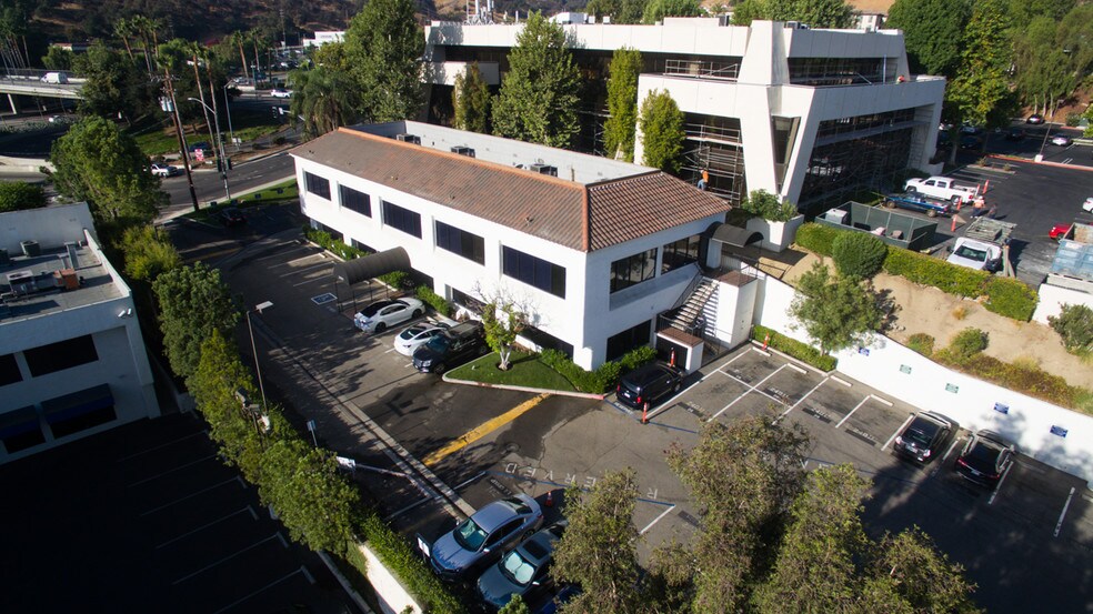 More Photos Of 24011 Ventura Blvd, Calabasas Medical For Lease