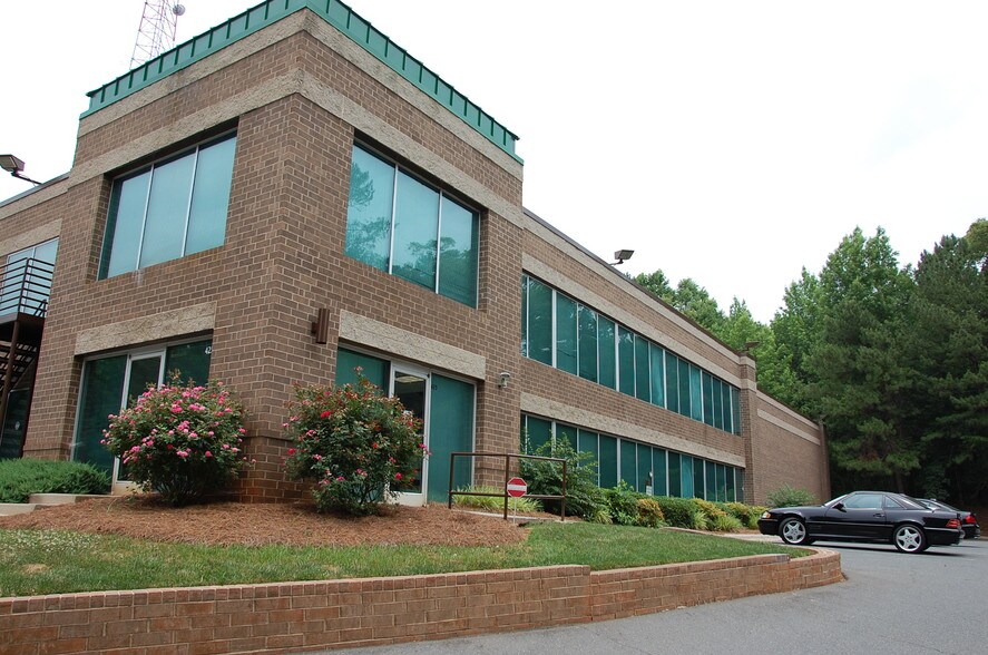 More Photos Of 425 E Arrowhead Dr, Charlotte Warehouse For Lease
