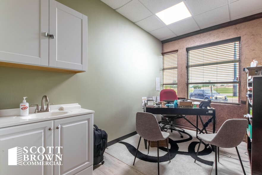 More Photos Of 873 S Stemmons Fwy, Lewisville Office For Sale