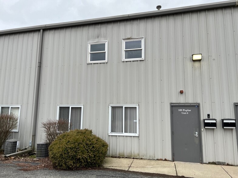 More Photos Of 189 Poplar Pl, North Aurora Warehouse For Lease