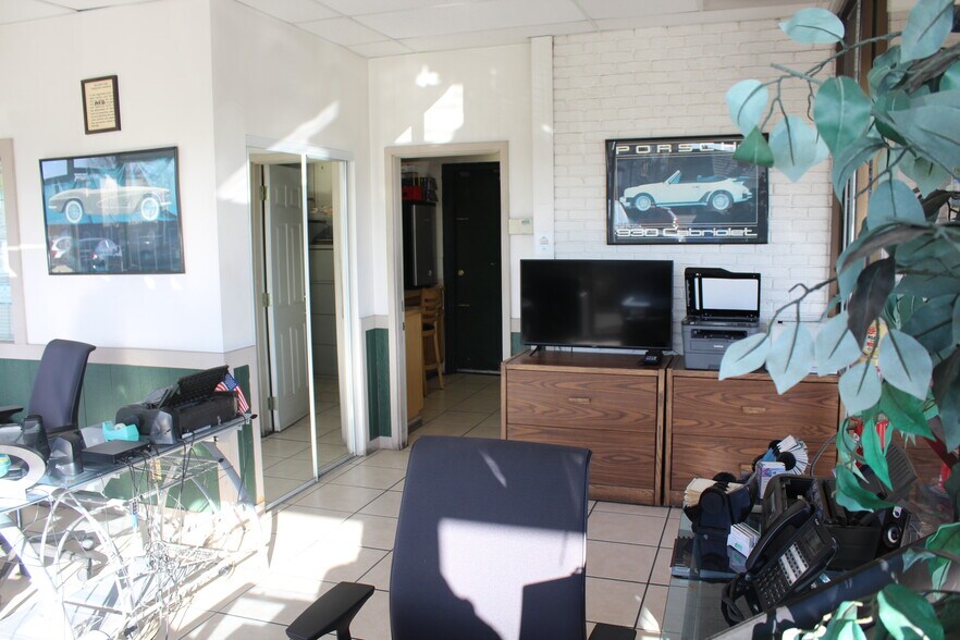 More Photos Of 4094 S Broadway, Englewood Auto Dealership For Lease
