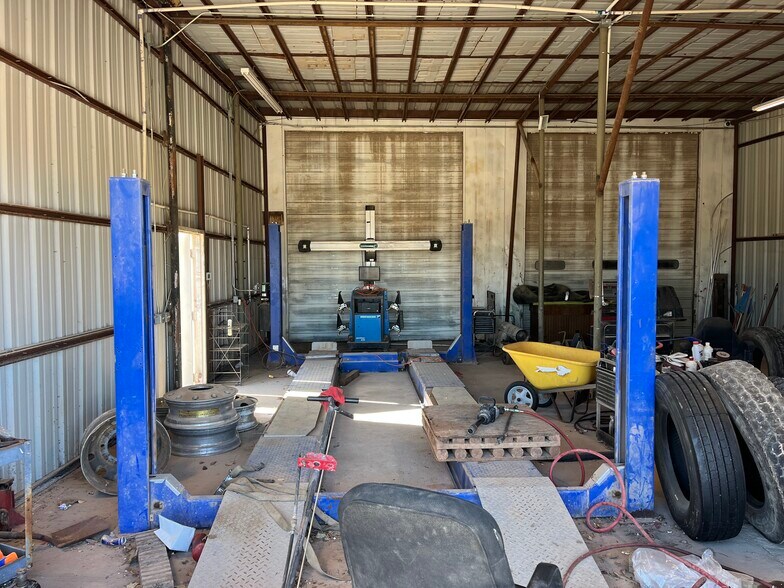 More Photos Of 1202 Cherokee St, Lindsay Auto Repair For Sale