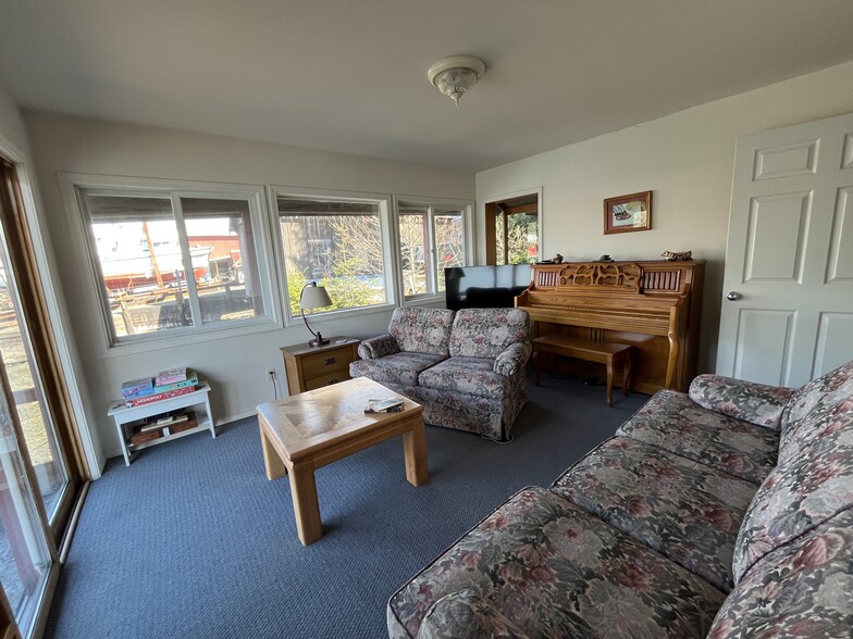 More Photos Of 1004 S Nordic Dr, Petersburg Hotel For Sale