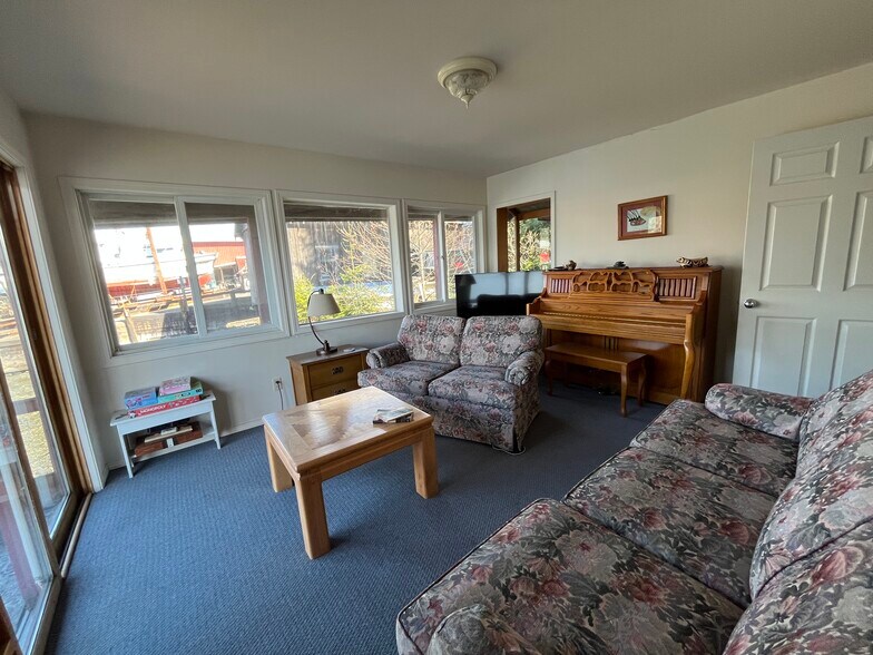 More Photos Of 1004 S Nordic Dr, Petersburg Hotel For Sale