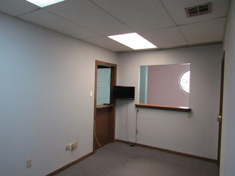 More Photos Of 501 S Lewis St, New Iberia Office For Sale