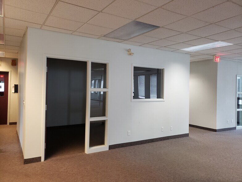 More Photos Of 2479 Parkedale Ave W, Brockville Office For Lease