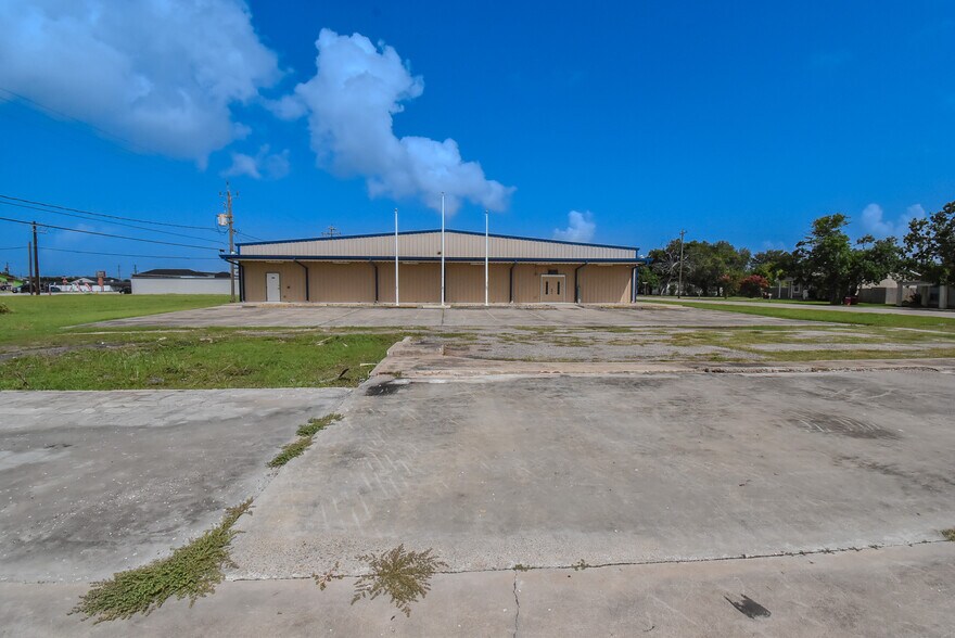 More Photos Of 116 S Avenue D, Freeport Service For Lease