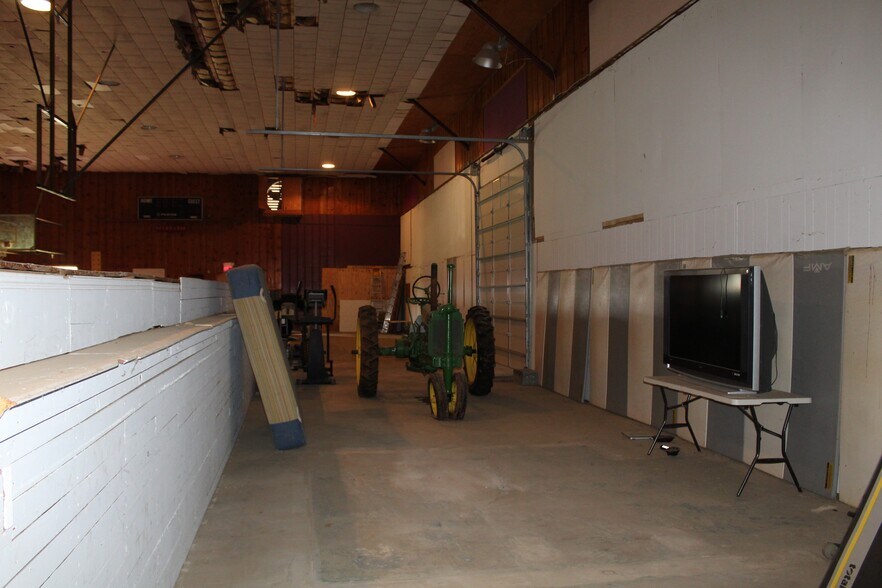 More Photos Of 1871 Elm, Waynoka Sports And Entertainment For Sale