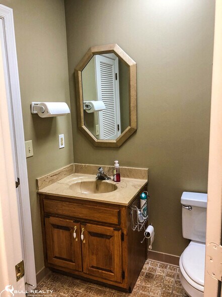 More Photos Of 200 Market Pl, Roswell Office Residential For Lease