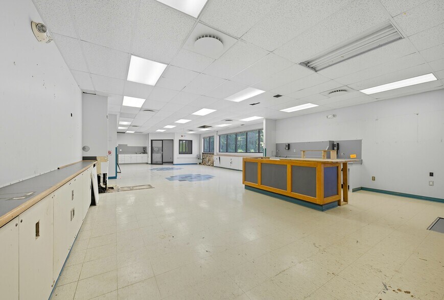 More Photos Of 508-514 Canterbury Rd, Kings Mountain Flex For Sale