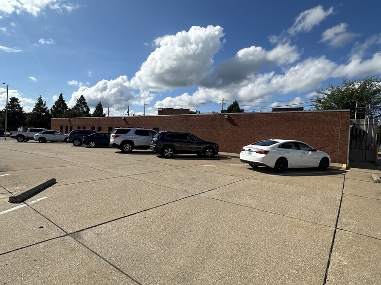More Photos Of 215 NW Martin Luther King Jr Blvd, Evansville Office For Sale