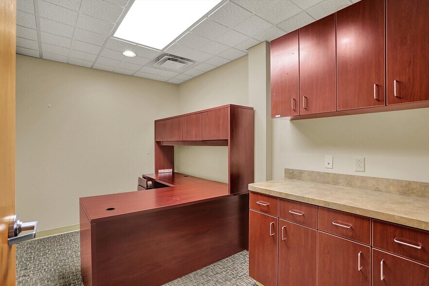 More Photos Of 711 W Gardner Dr, Marion Medical For Sale