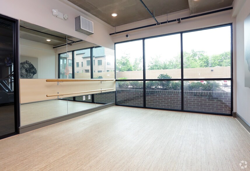 More Photos Of 195 W Davis St, Dallas Apartments For Lease