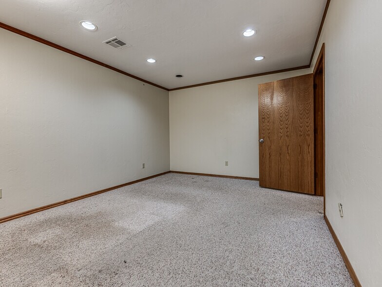 More Photos Of 2317 S Eastern Ave, Oklahoma City Warehouse For Lease