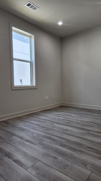 More Photos Of 1325 Main St, Katy Unknown For Lease