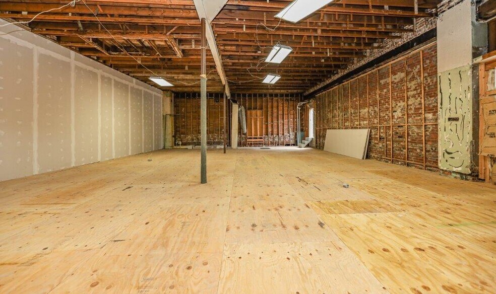 More Photos Of 1202-1212 River St, Hyde Park Restaurant For Lease