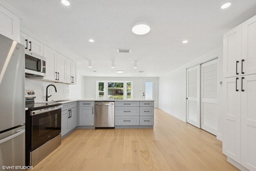 More Photos Of 2655 Bay St, Sarasota Apartments For Sale