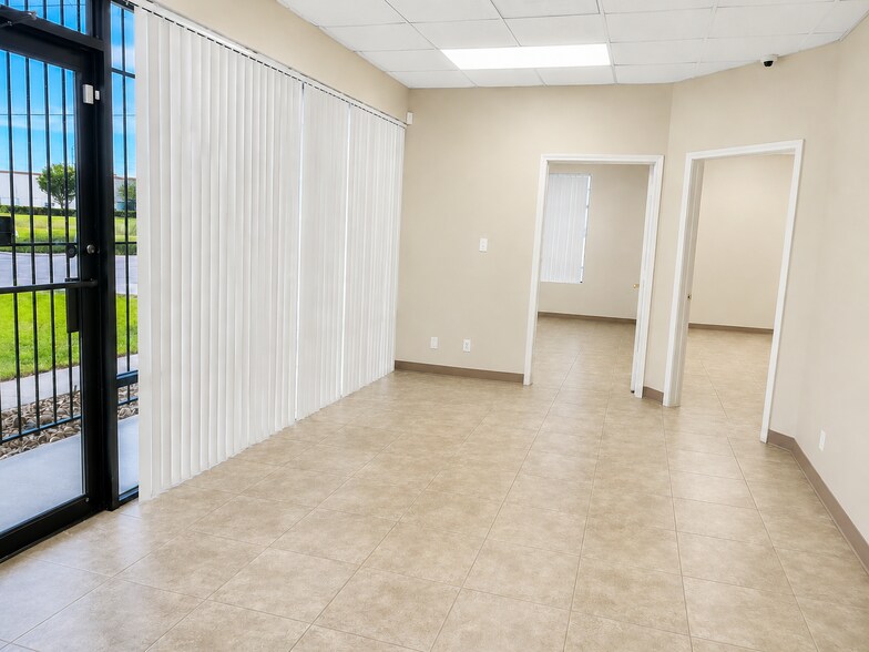 More Photos Of 10801 Brooklet Dr, Houston Warehouse For Lease