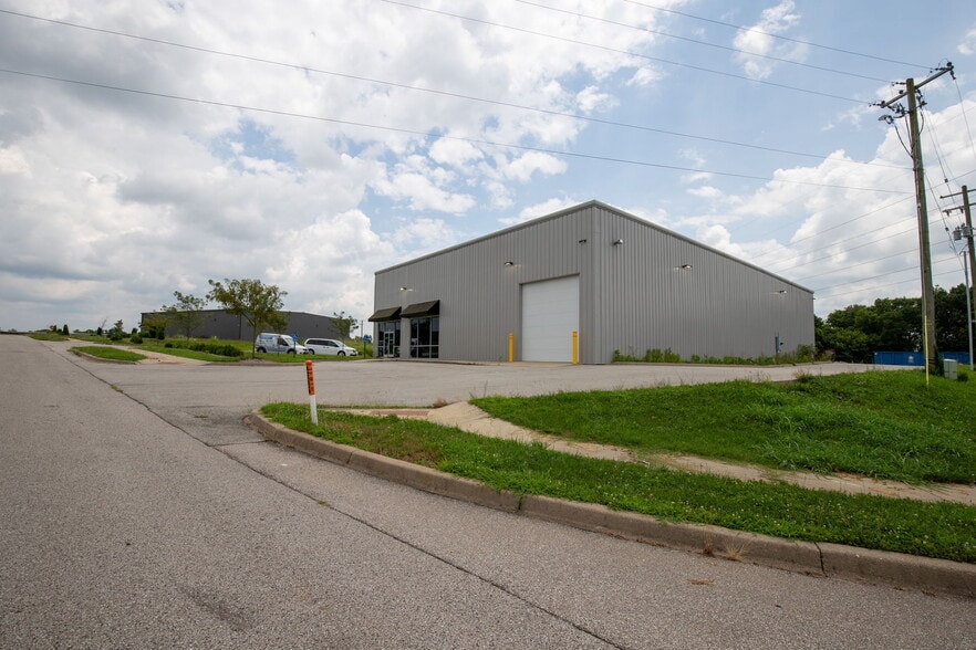 More Photos Of 311 Corporate Dr, Shelbyville Warehouse For Sale