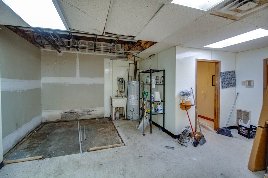 More Photos Of 201 McCausland St, Carlinville General Retail For Sale