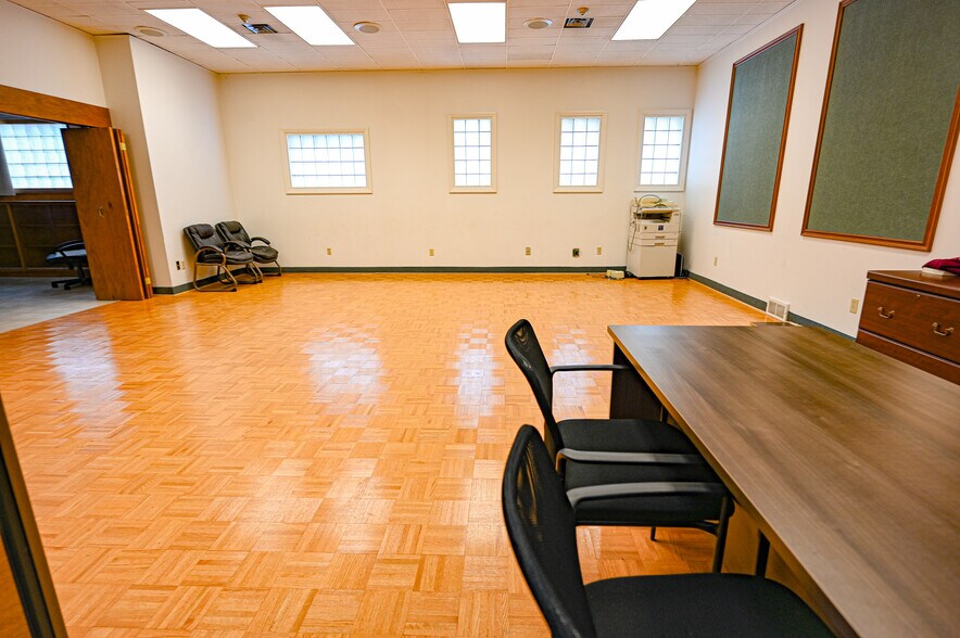 More Photos Of 19 Ridout St W, Tillsonburg Office For Lease