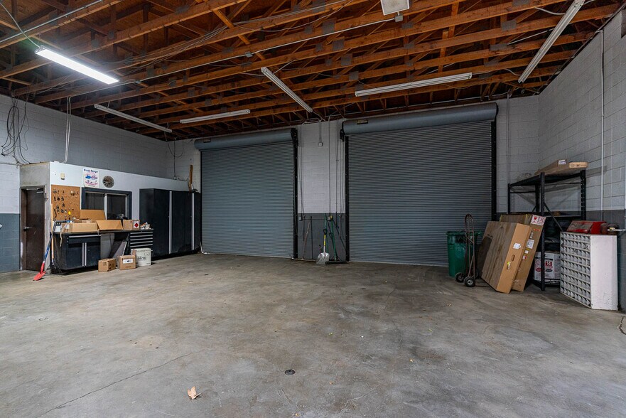 More Photos Of 39126-39130 3rd St E, Palmdale Service For Sale