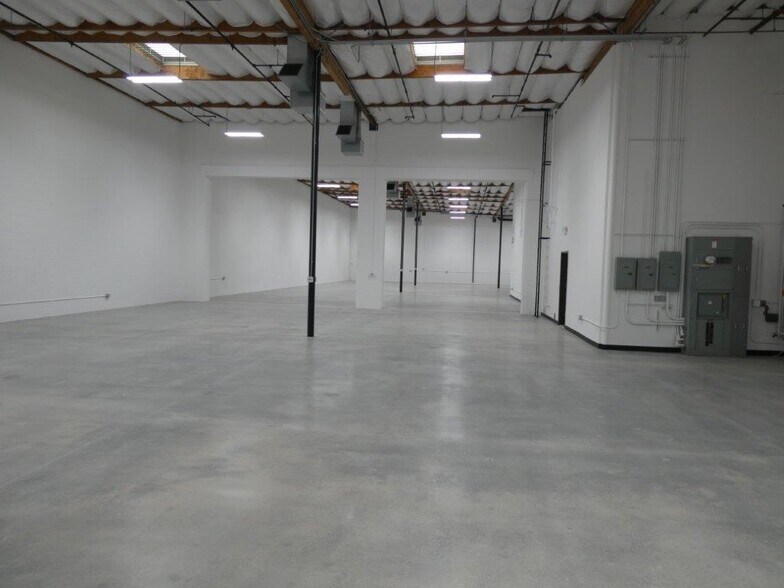 More Photos Of 1411 Railroad St, Glendale Warehouse For Lease