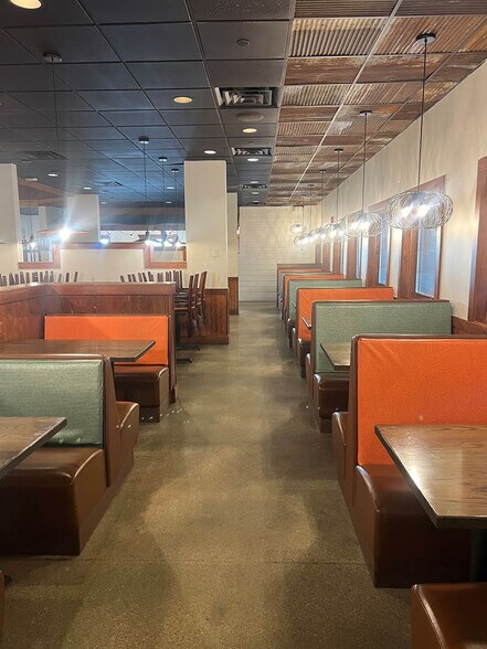 More Photos Of 8810 S 71st Plz, Papillion Restaurant For Lease