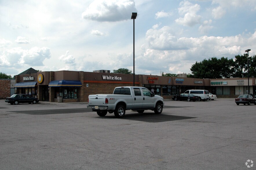 More Photos Of 8100 W 111th St, Palos Hills Unknown For Lease