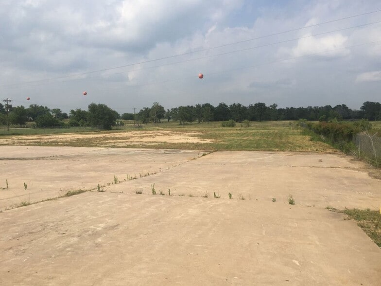 More Photos Of 3492 N US Highway 77, Giddings Warehouse For Lease