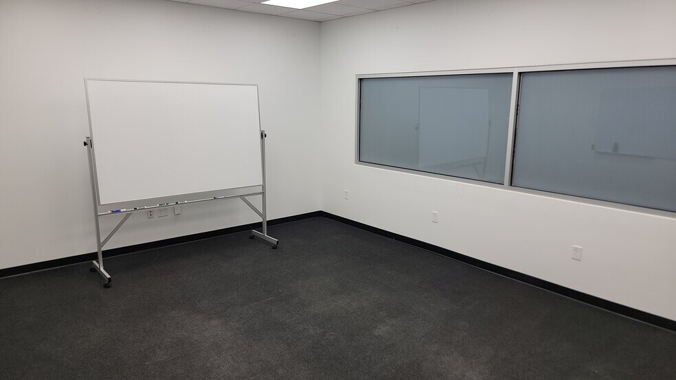 More Photos Of 443 Bastrop Hwy, Austin Flex For Lease