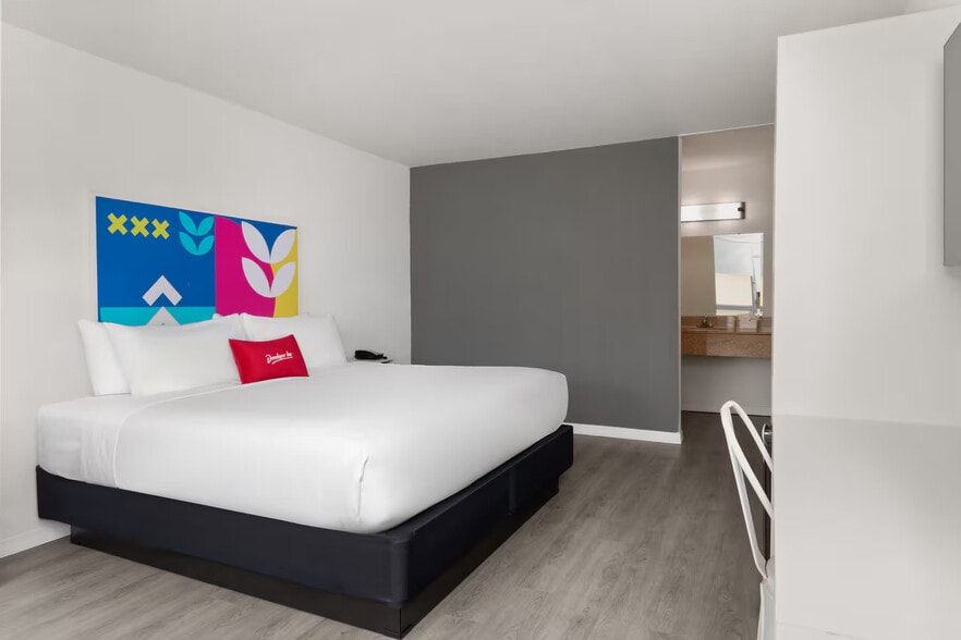 More Photos Of 2500 33rd St, Orlando Hotel For Sale