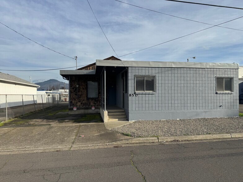 More Photos Of 850 Beatty St, Medford Office For Lease