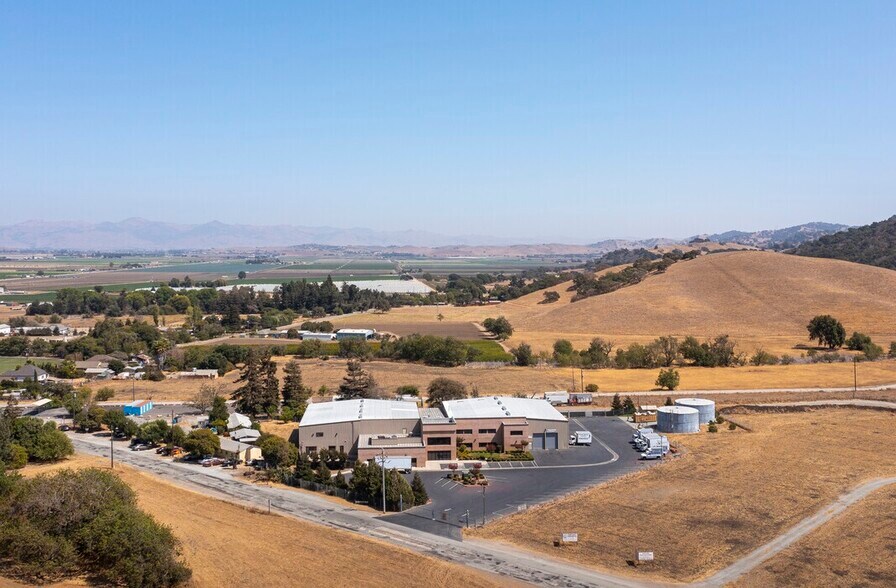 More Photos Of 800 Salinas Rd, San Juan Bautista Distribution For Lease