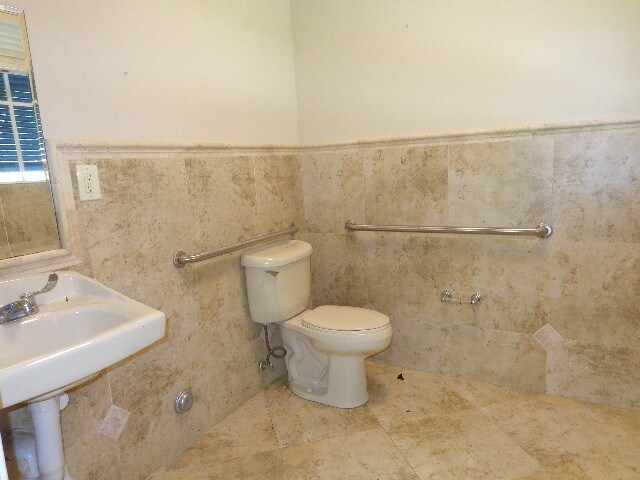 More Photos Of 635 SE 10th St, Deerfield Beach Office For Lease