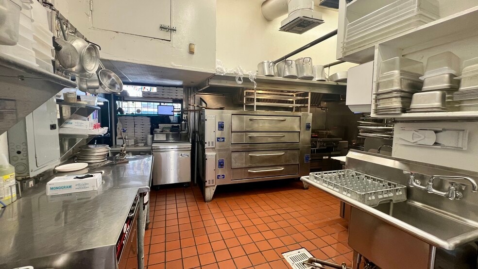 More Photos Of 1800 E Broadway, Long Beach Restaurant For Lease