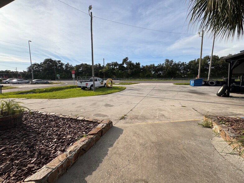 More Photos Of 6301 Causeway Blvd, Tampa Auto Repair For Lease