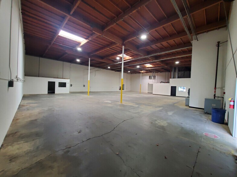 More Photos Of 4450 Dupont Ct, Ventura Manufacturing For Lease