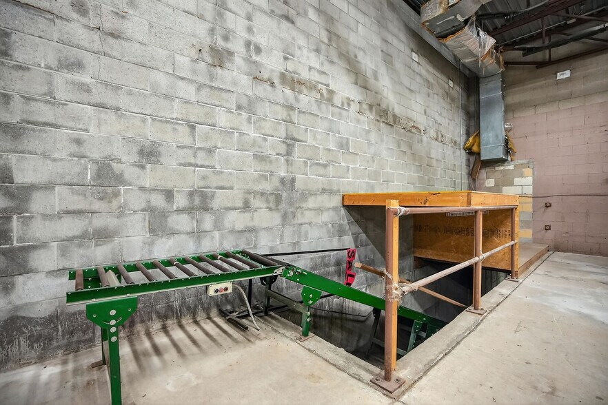 More Photos Of 812 Dundas St, London Freestanding For Sale