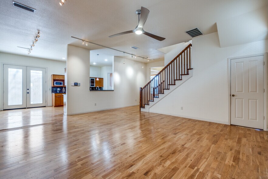 More Photos Of 2002 Moser Ave, Dallas Land For Sale