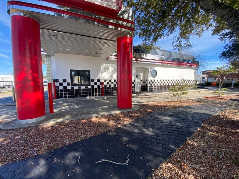 More Photos Of 4200 Barrancas Ave, Pensacola Freestanding For Lease