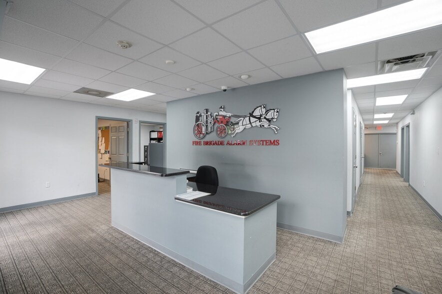 More Photos Of 1882 Porter Lake Dr, Sarasota Light Manufacturing For Sale