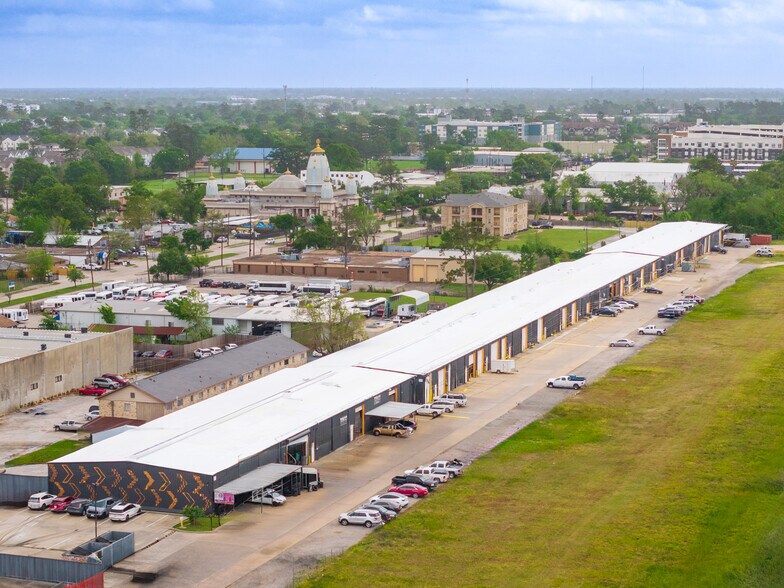 More Photos Of 3306 Ella Blvd, Houston Unknown For Lease