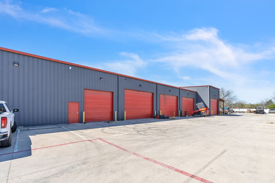 More Photos Of 1023 S Walton Walker Blvd, Irving Warehouse For Sale