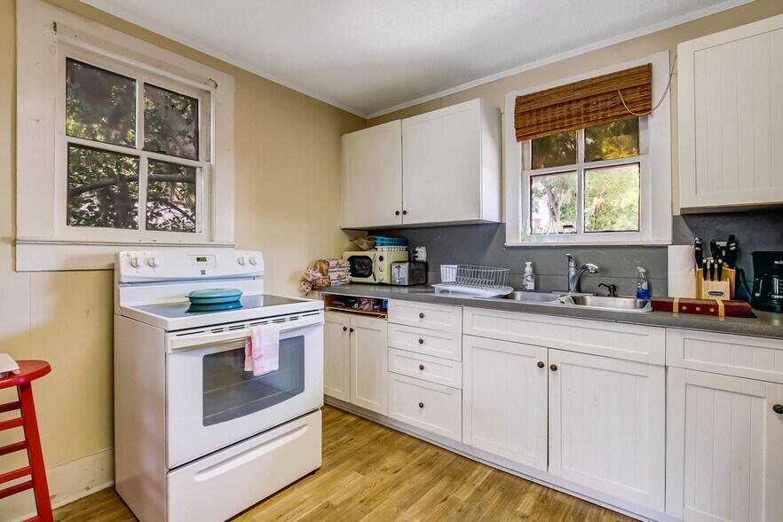 More Photos Of 516 Ash St, Fernandina Beach Freestanding For Lease