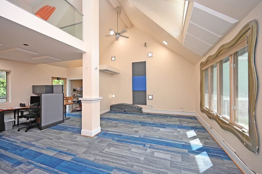 More Photos Of 2150 Alpine Pl, Cincinnati Office Residential For Lease