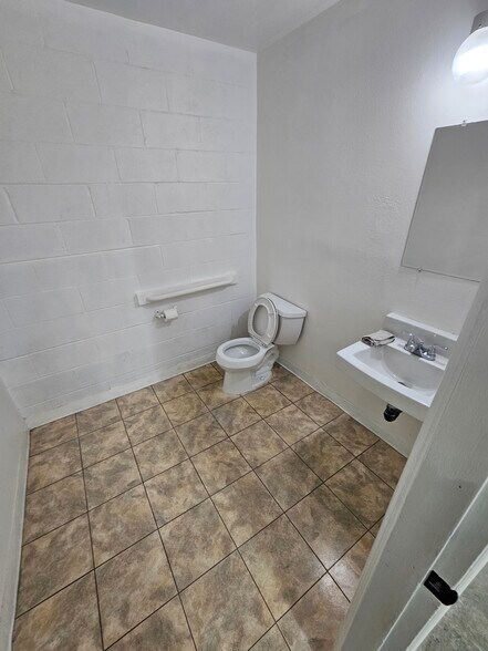 More Photos Of 9555 Owensmouth Ave, Chatsworth Warehouse For Lease