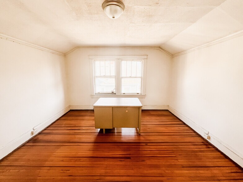 More Photos Of 2414 Memorial Ave, Lynchburg Office For Lease